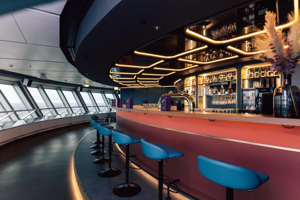 Die neue Sphere Bar in Berliner Fernsehturm, die nun als höchste Bar Deutschlands gilt. Tolle Deckenbeleuchtung mit Spiegelungen.